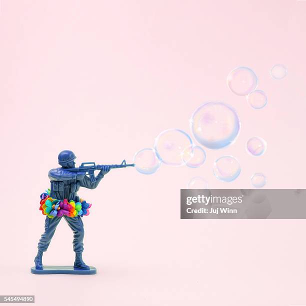 toy soldier shooting bubbles from gun - arma de brinquedo imagens e fotografias de stock