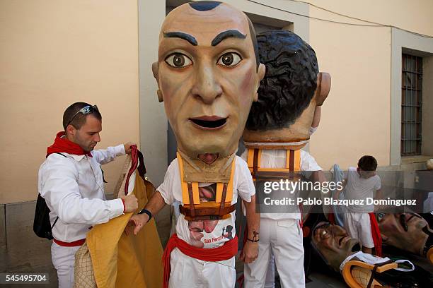 213 Gigantes Y Cabezudos Stock Photos, HighRes Pictures, and Images