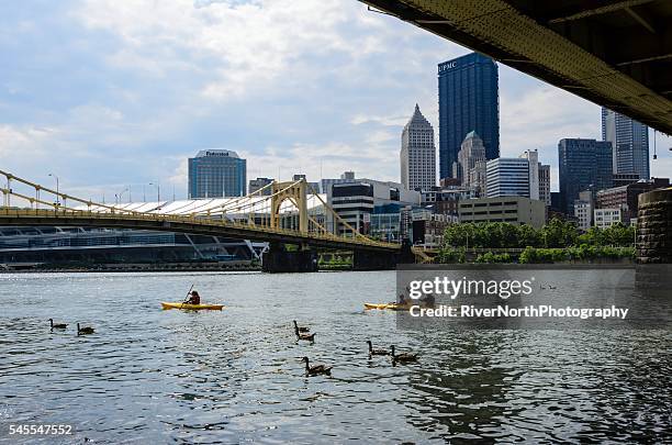 pittsburgh riverfront - fluss allegheny stock-fotos und bilder