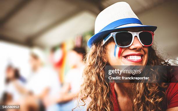 felicità francese sostiere donna allo stadio - woman face hat foto e immagini stock
