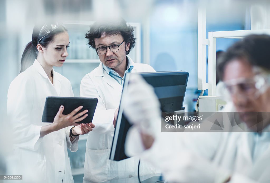Scienziati che lavorano presso il laboratorio