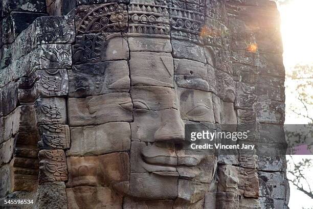 head statue at sunrise bayon temple angkor unesco siem reap cambodia - bayontempel stockfoto's en -beelden