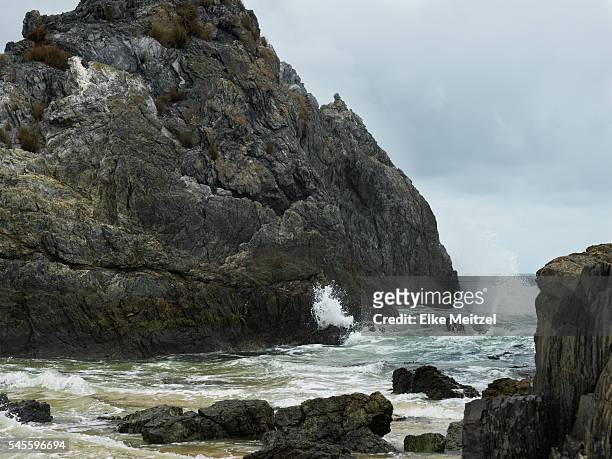 rocks and crashing waves at eurobodalla national park - batemans bay stock-fotos und bilder