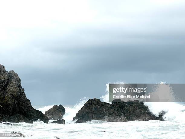 rocks and crashing waves at eurobodalla national park - batemans bay fotografías e imágenes de stock