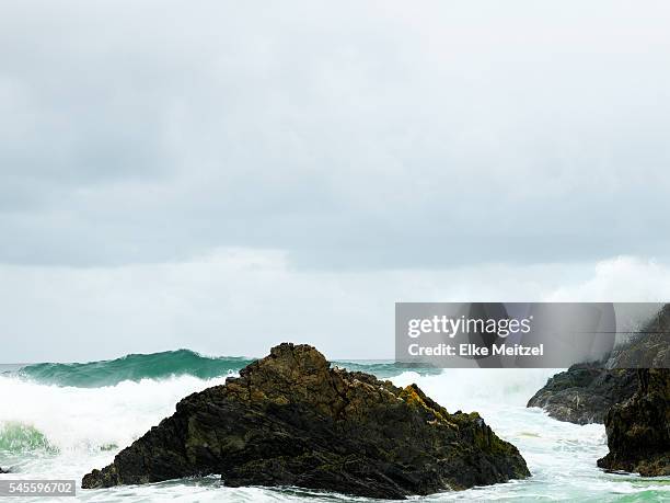 rocks and crashing waves at eurobodalla national park - batemans bay stock-fotos und bilder