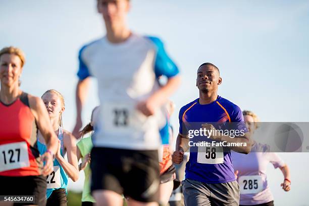 correre in una giornata di sole - 10000 metri foto e immagini stock