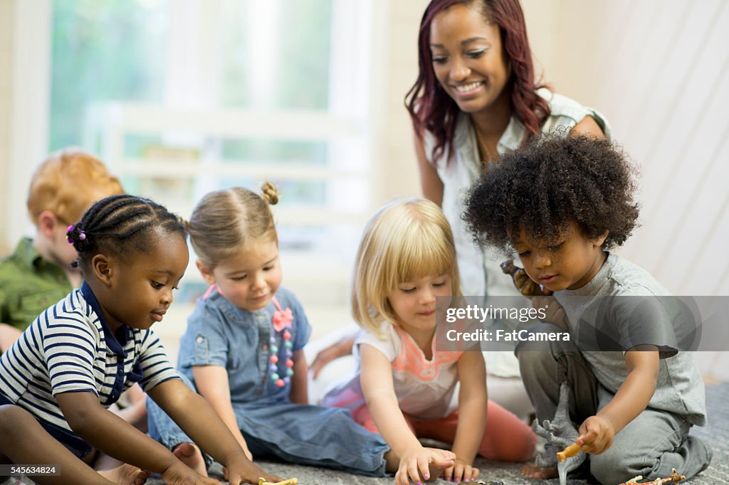 Preschoolers spielen zusammen