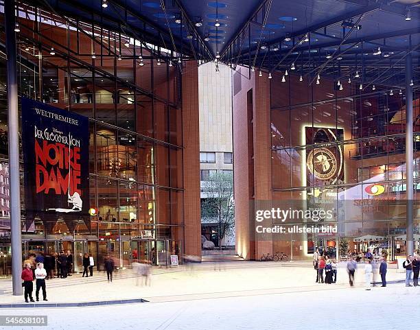 Links das Stella-Musical-Theatermit Plakaten für "Der Glöckner von NotreDame"; rechts die Spielbank Berlin - Juli1999