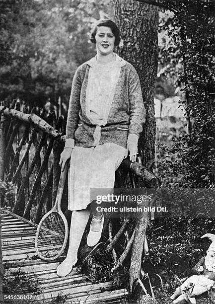 Geliebte und spätere Ehefrau von Karl II. Von RumänienPorträt mit Tennisschläger- 1928Foto: John Graudenz