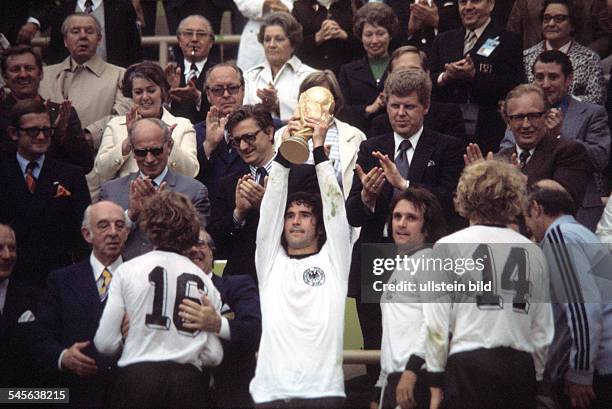 World Cup in Germany Final in Munich: Germany 2 - 1 Netherlands - Gerd Mueller holding up the trophy at the award ceremony| towards the right:...