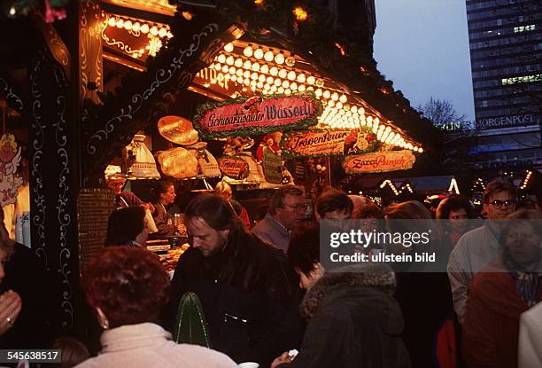 Weihnachtsmarkt an der Gedächtniskirche :Verkaufsstand mit Glühwein und anderenAlkoholika- Dezember 1994