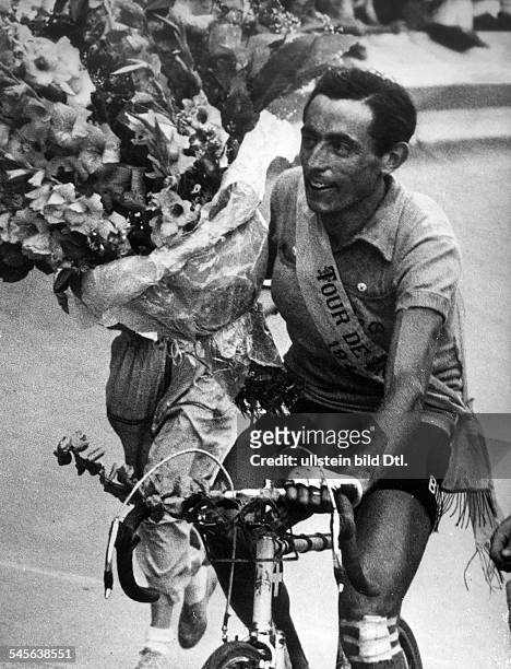 Coppi, Fausto *15.09..1960+Radrennfahrer, Italien'Il Campionissimo' - als strahlender Sieger der 'Tour de France' bei der Ehrenrunde im Pariser...