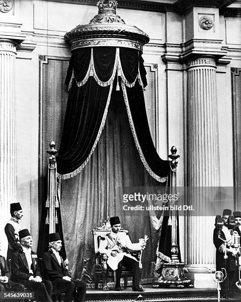 1965König von Ägypten - auf dem Thron der Pharaonen am Tageseiner Grossjährigkeitserklärung, an demer auch den Eid auf die Verfassungleistete-