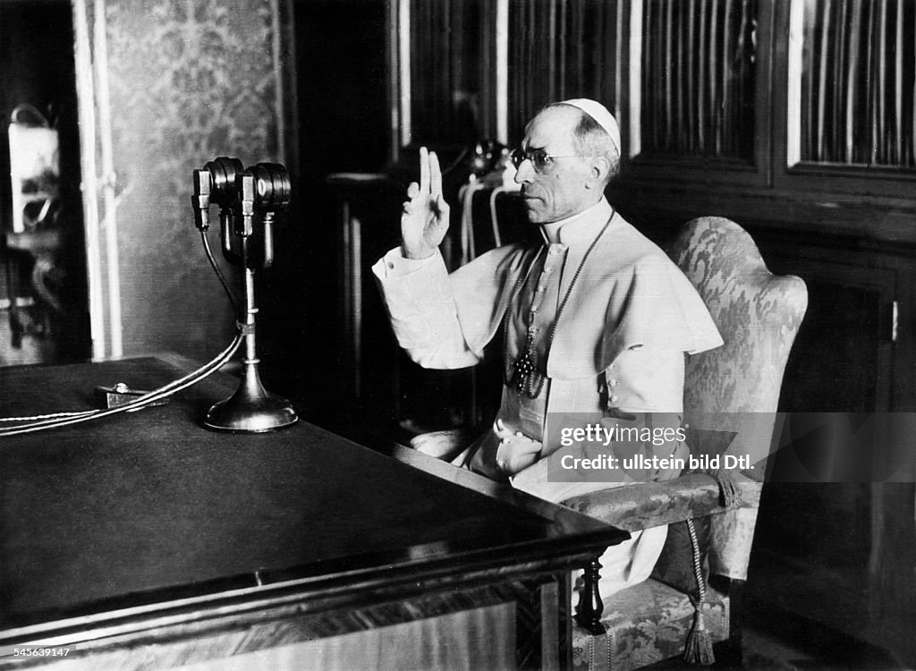 Papst Pius XII., segnet bei einer Radioansprache