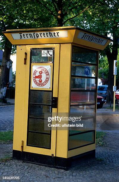 Alte gelbe Telefonzelle in BerlinLübars- 1999