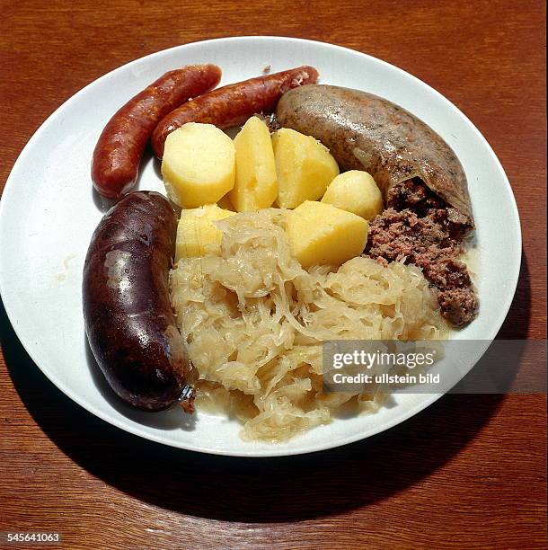 Blutwurst, Leberwurst, Knacker mitSauerkraut und Kartoffeln- 1996