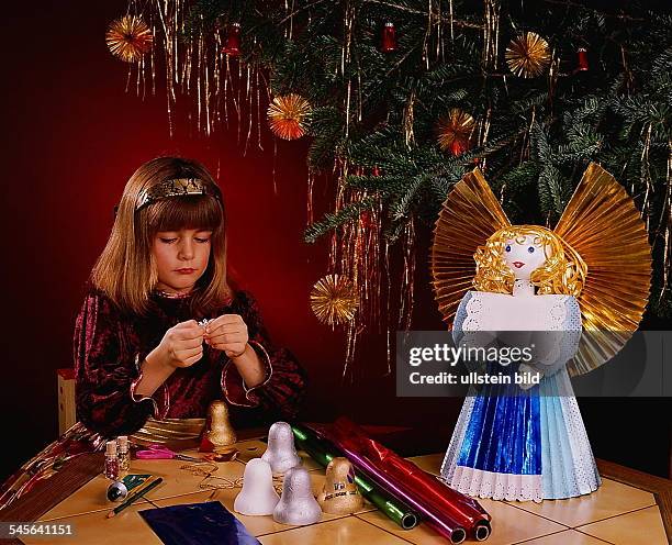 Kleines Mädchen bastelt für Weihnachten- 1994