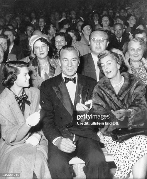 Cooper, Gary *-+Schauspieler, USA- mit Ehefrau Veronica und Tochter Maria waehrend einer Veranstaltung in der Berliner Waldbuehne- 1959