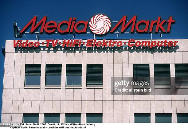 Leuchtschrift des Media-Markt auf einer Filiale vor blauem Himmel- 2000