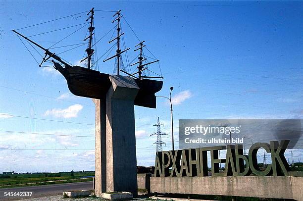 Archangelsk: an der Stadtgrenze derSchriftzug und ein symbolischesSegelschiff - 1996ansicht russland