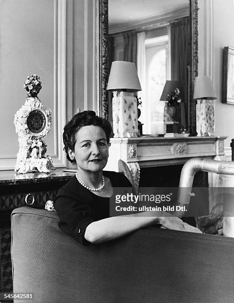 Schriftstellerin, GBPorträt in ihrer Wohnung in Paris- 1956