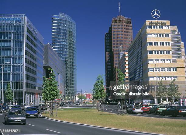 Links die Neubauten von Sony , rechts die Neubauten von debis . Dazwischen die Potsdamer Strasse - September 2000