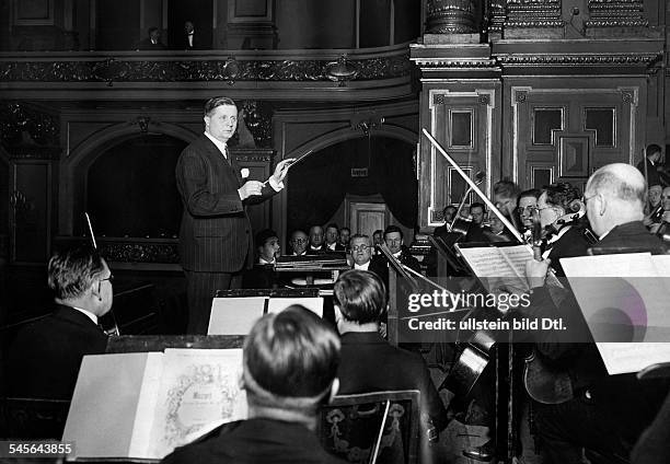 Busch, Fritz *1890-1951+Dirigent, Pianist, Dbei einer Probe mit der sächsischenStaatskapelle Dresden in der BerlinerPhilharmonie-
