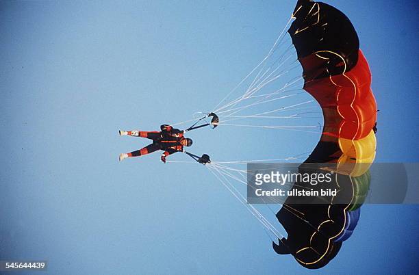 Fallschirmspringer mitMatratzenfallschirm- 1994
