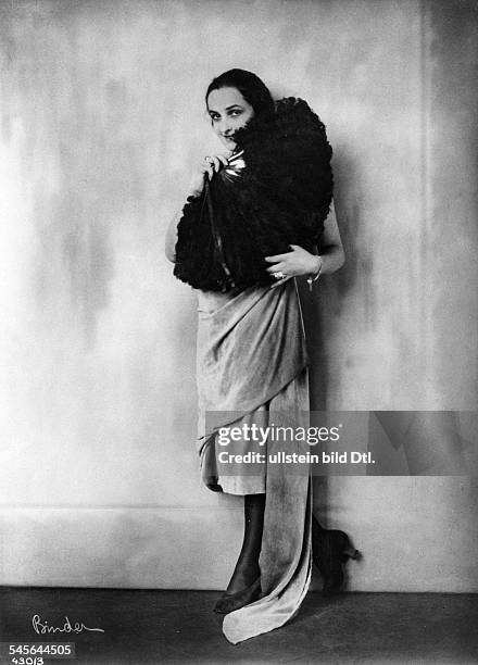 Andra, Fern - Actress, USA - *24.11.1894-+ in a velvet dress with a fan made of ostrich feathers - around 1910 - Photographer: Atelier Binder Vintage...