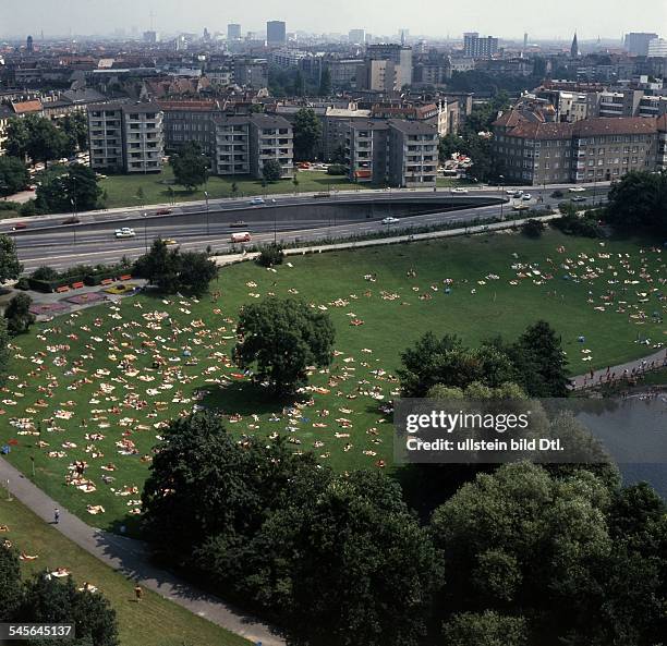 Luftbild: Liegewiese des Badesees,dahinter die Stadtautobahn amRathenauplatz - 1977