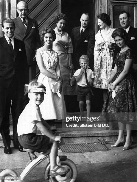 König von Griechenland, 1947-1964bei einem Besuch bei Herzog Ernst Augustvon Braunschweig und Lüneburg auf dem GutGalenberg; v.l. Prinz Konstantin,...