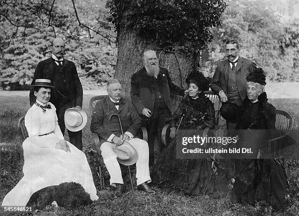 Politiker, DReichskanzler und preussischer Ministerpräsident 1900-1909Bülow mit seiner Familie in Flottbeck bei Hamburg, Bülows Geburtsort - vermutl....