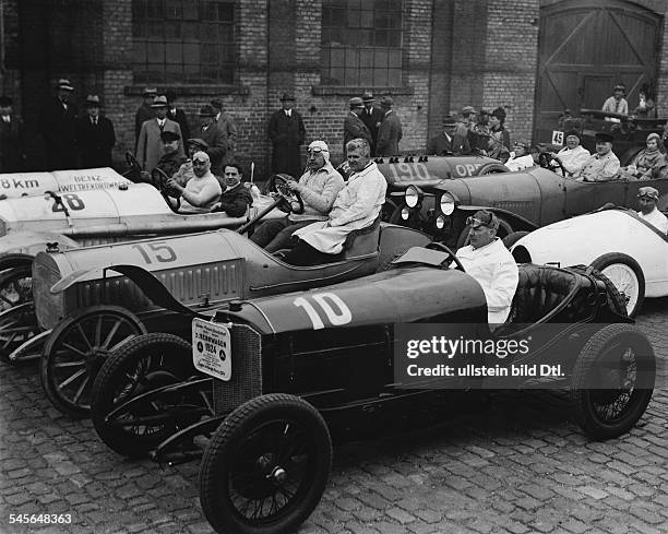 Autorennfahrer, Dim Mercedes Rennwagen als Sieger imTarga - Florio - Rennen Aufnahme von Martin Munkacsy- 1924