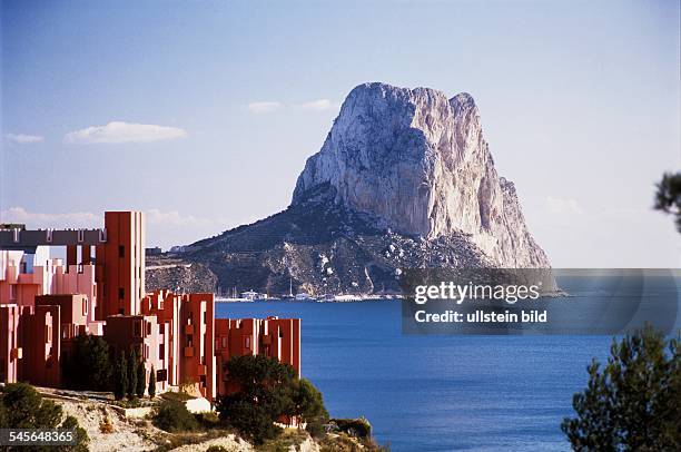 Moderne Hotels und Appartment - Häuser an der Küste in Calpe und der Fels "Penon de Ifach" - undatiert