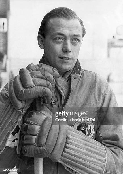 Jaenecke, Gustav *-+Eishockeyspieler, D- Halbportrait in Sportkleidung- 1947