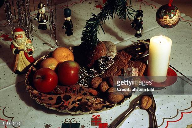 Bunter Teller mit Äpfeln, Nüssen etc.- 1995
