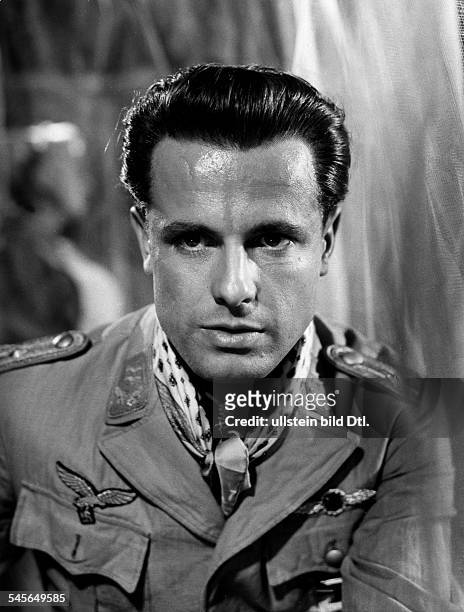 Hansen, Joachim *-+Schauspieler, D- Rollenportrait als 'Jagdflieger Marseille' in dem Film 'Stern von Afrika', Regie: Alfred Weidenmann- 1956