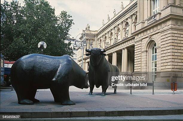 Bulle und Bär - Symbole für Hausse undBaisse - vor der Börse in Frankfurt- 1995