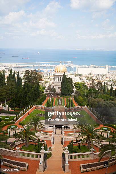 bahai temple and view of haifa, israel - bahai stockfoto's en -beelden