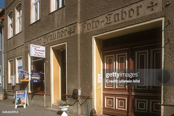 Drogerie und Fotolabor in einer Kleinstadt- 2001