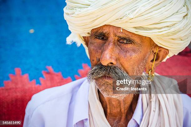 alter indischer mann porträt - hairy indian men stock-fotos und bilder