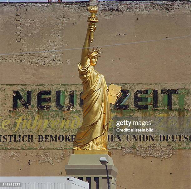 `Checkpoint Liberty Art Eventby John Powers`Nachbildung der amerikanischenFreiheitsstatue am ehemaligenGrenzübergang - 1996