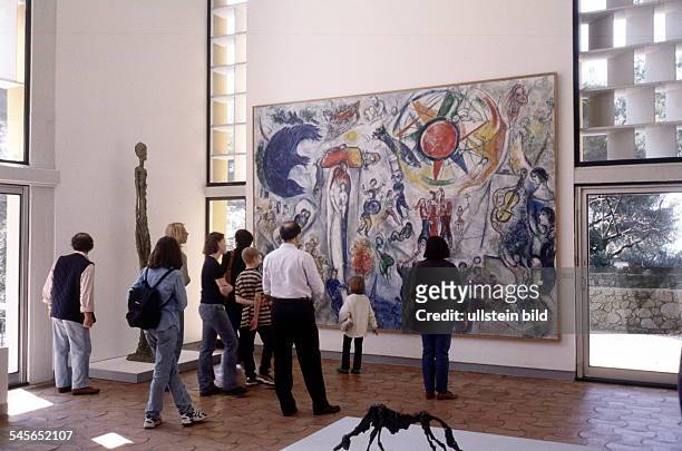 Vence / Saint Paul: Museum "FondationMaeght" - Besucher vor einem Gemälde vonMarc Chagall- Mai 1999