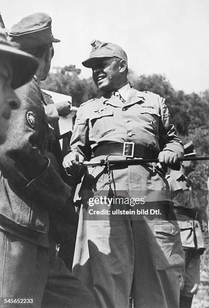 Kesselring, Albert *30.11.1885-+Offizier , D- bei einer Inspektion deutscher Einheiten an der ligurischen Kueste, Italien- September 1944...