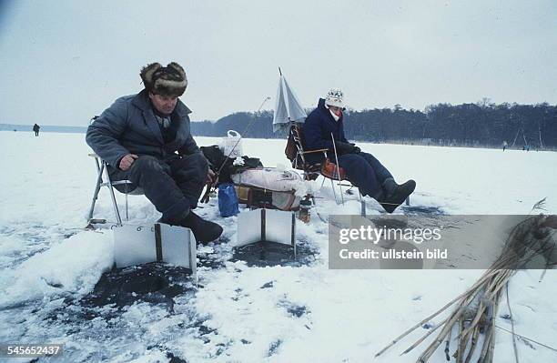 Eisfischen auf dem Müggelsee- Februar 1991