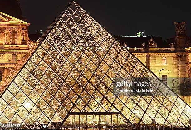 Die Glaspyramide bei Nacht- 1995