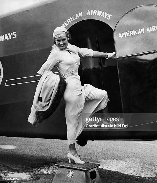 Holm-Jarret, Eleanor Schwimmsportlerin USA- beim Einsteigen in ein Flugzeug derFluggesellschaft American Airways- um 1936