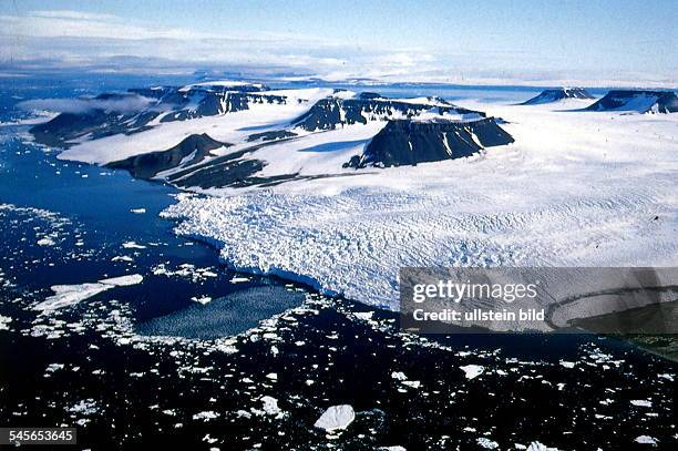 Nördliches Eismeer: Blick auf eine Inselin Franz-Josef-Land - 1996