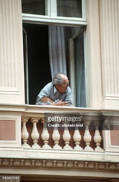 Älterer Mann schaut aus dem geöffneten FensterChristinenstrasse, Prenzlauer Berg- 2000