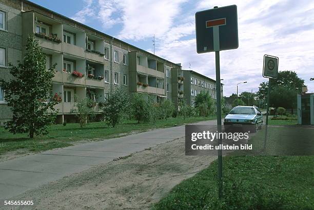 Diepensee; Strassenansicht; dasDorf soll dem geplanten GrossflughafenSchönefeld Platz machen - 1999